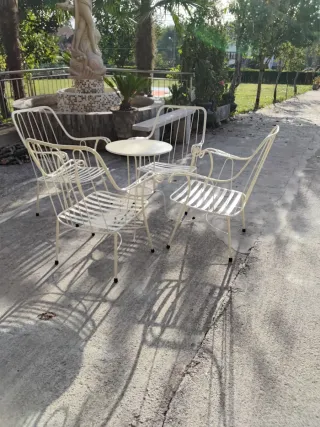 Set di tavoli e sedie da giardino antichi