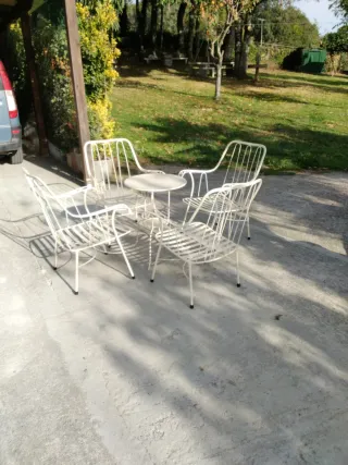 Set di tavoli e sedie da giardino antichi
