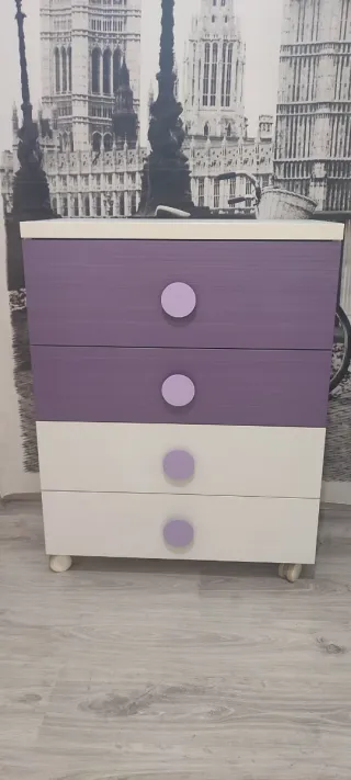 Cassettiera viola e bianca