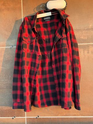 Camisa de cuadros escoceses roja y negra