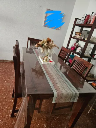 Mesa de comedor de madera