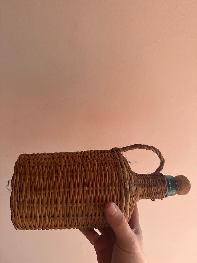Botella con funda de mimbre y asa