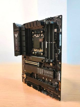 ASUS TUF X670 E PLUS GAMIMG Placa Base