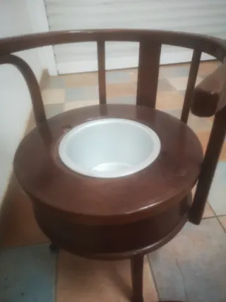 Sillón bajo antiguo madera y cuero