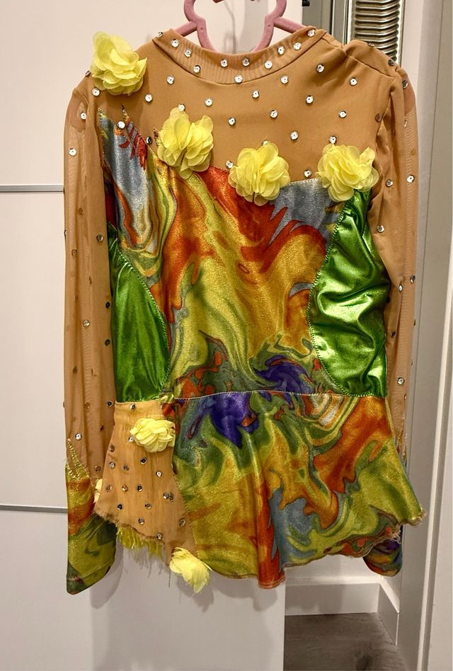 Maillot patinaje artístico flores y lentejuelas