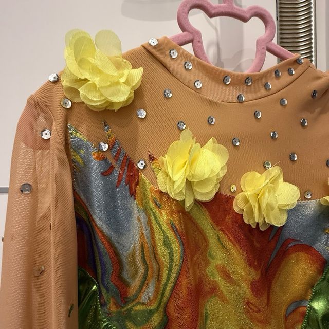 Maillot patinaje artístico flores y lentejuelas