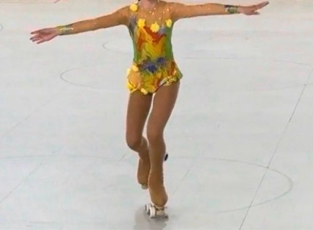 Maillot patinaje artístico flores y lentejuelas