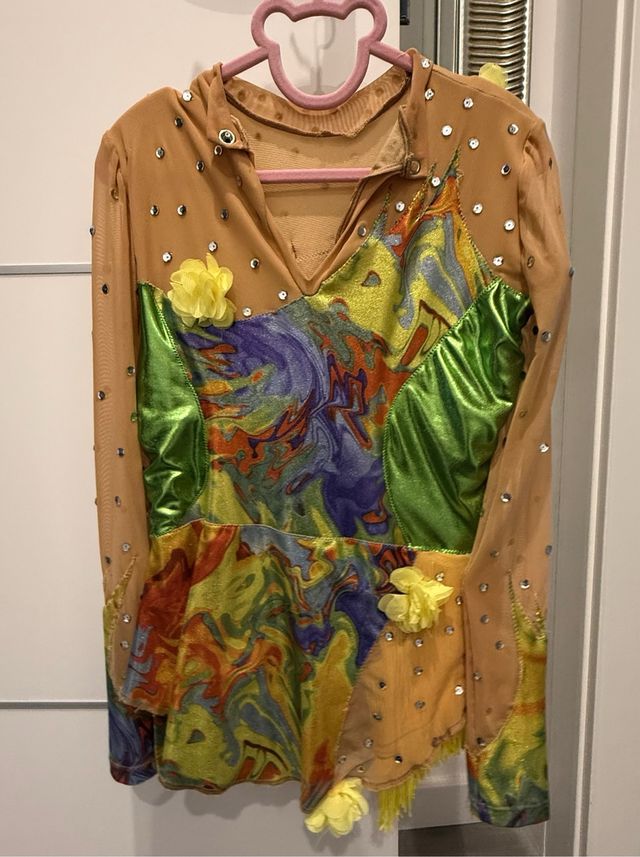 Maillot patinaje artístico flores y lentejuelas