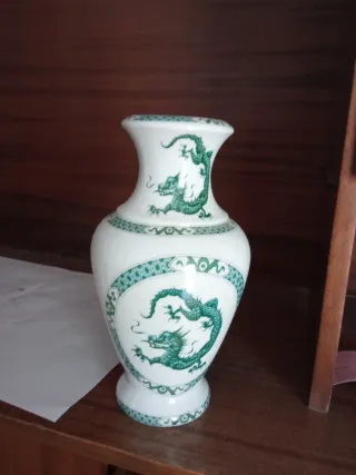 Jarrón de porcelana con dragones verdes