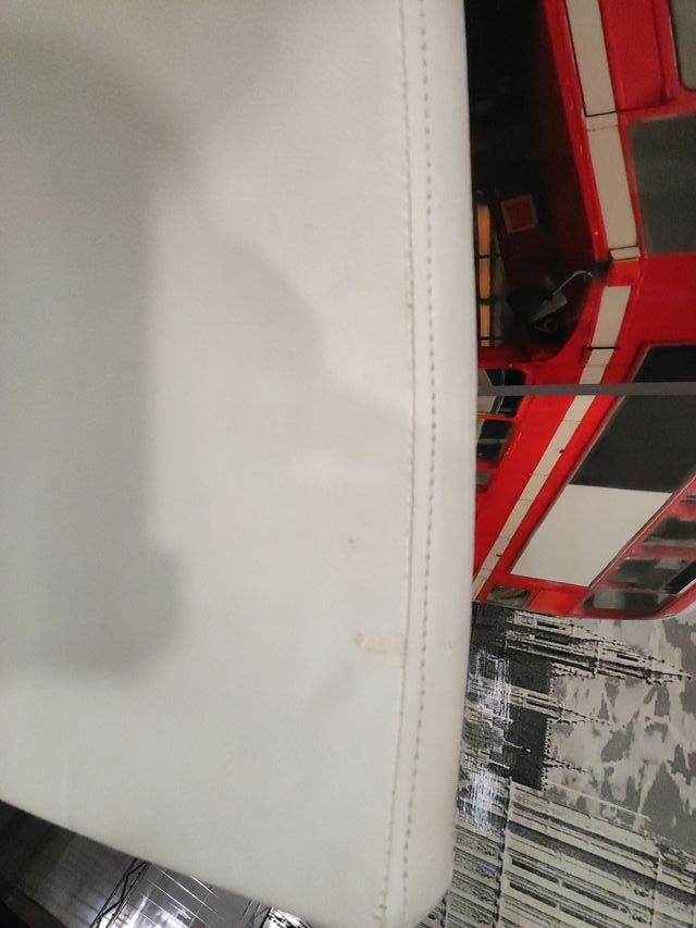 Silla de comedor moderna blanca y plateada