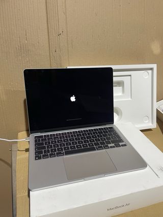 MacBook Air de 13.6 pulgadas con chip M2 de Apple