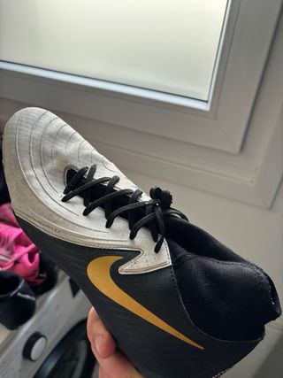 Botas de fútbol nike y puma
