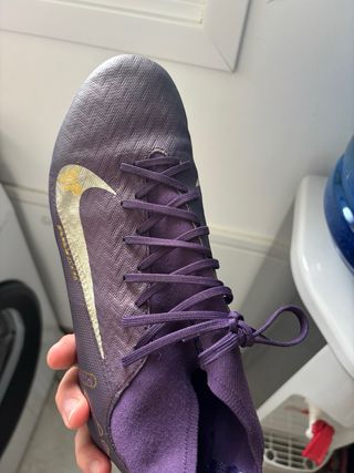 Botas de fútbol nike y puma
