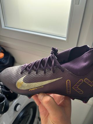 Botas de fútbol nike y puma
