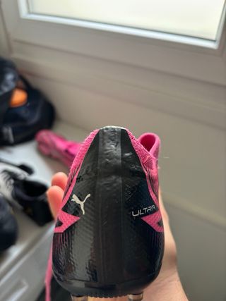 Botas de fútbol nike y puma

