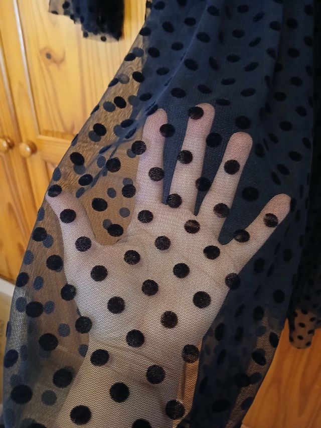 Vestido negro lunares