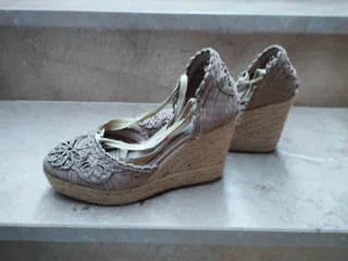 Sandalias de cuña con lazo beige