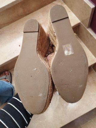 Sandalias de cuña con lazo beige
