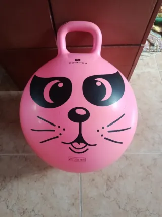 Pelota saltarina rosa con cara de gato