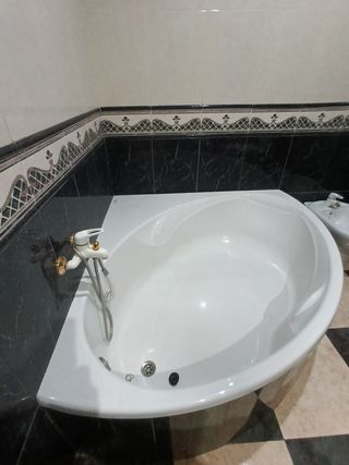 Bañera de rincón blanca.