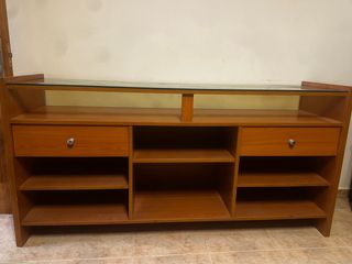 Mostrador de tienda madera y cristal.