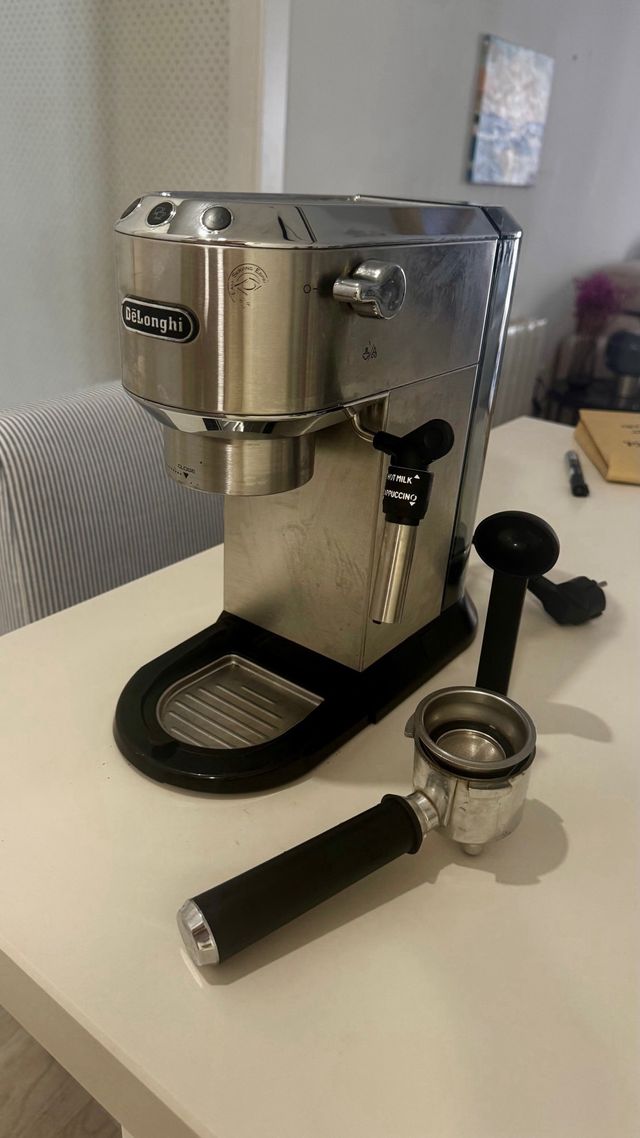 Cafetera DeLonghi Dedica Plata