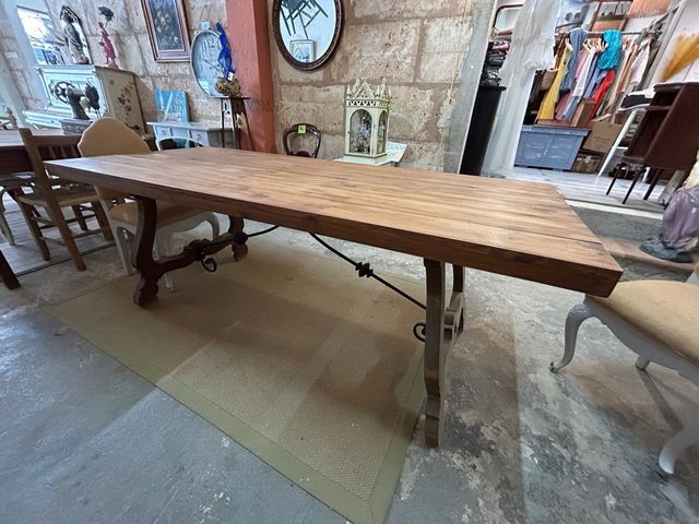 Mesa grande de madera con patas de metal