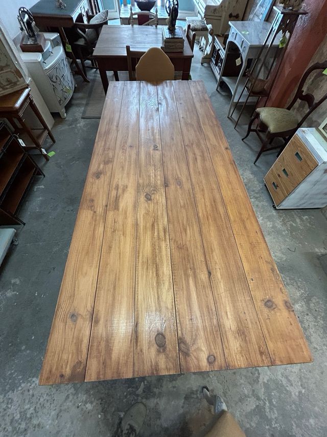 Mesa grande de madera con patas de metal