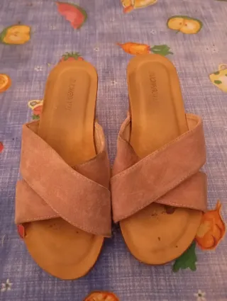 Sandalias planas cruzadas color marrón y rosa