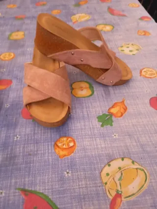 Sandalias planas cruzadas color marrón y rosa