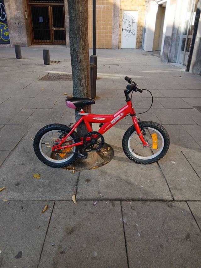 Bicicleta infantil roja