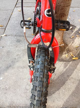 Bicicleta infantil roja