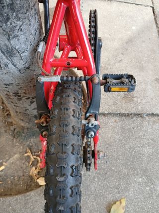 Bicicleta infantil roja