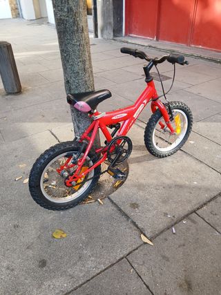 Bicicleta infantil roja