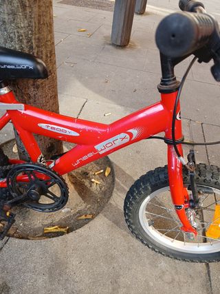 Bicicleta infantil roja