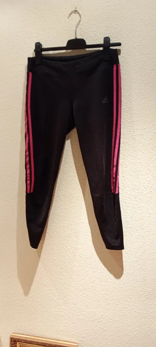 Pantalones Adidas negros con rayas rosas