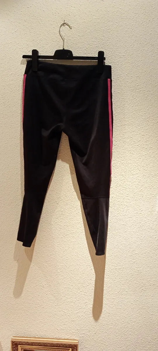 Pantalones Adidas negros con rayas rosas