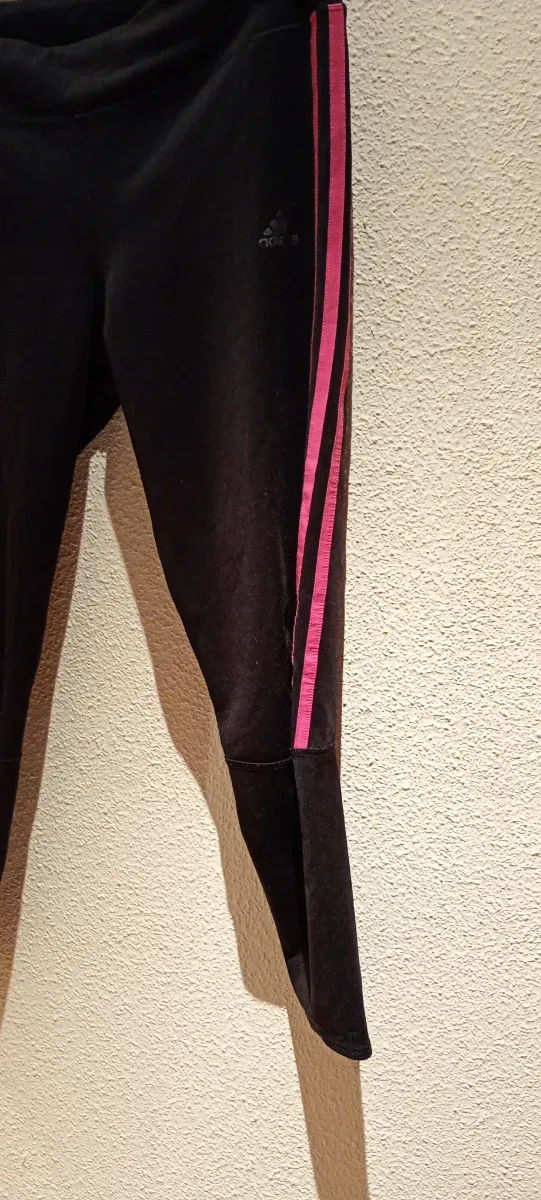 Pantalones Adidas negros con rayas rosas
