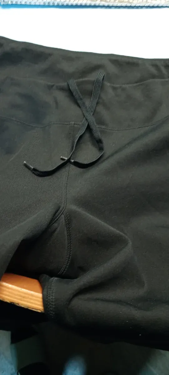 Pantalones Adidas negros con rayas rosas