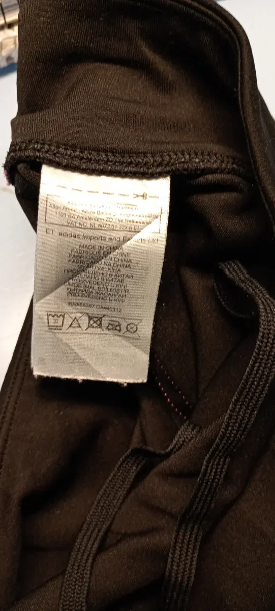 Pantalones Adidas negros con rayas rosas