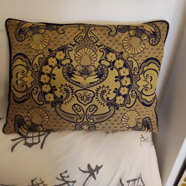 Cojín adamascado azul y dorado