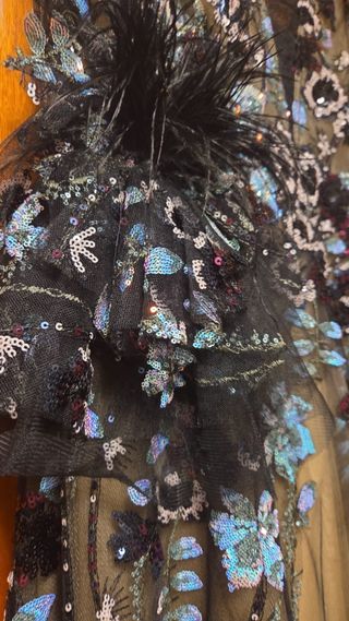 Vestido largo negro/doradocon lentejuelas y plumas