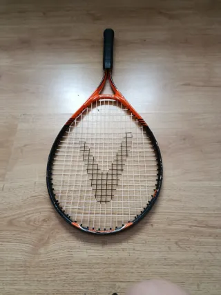 Raqueta de tenis con funda