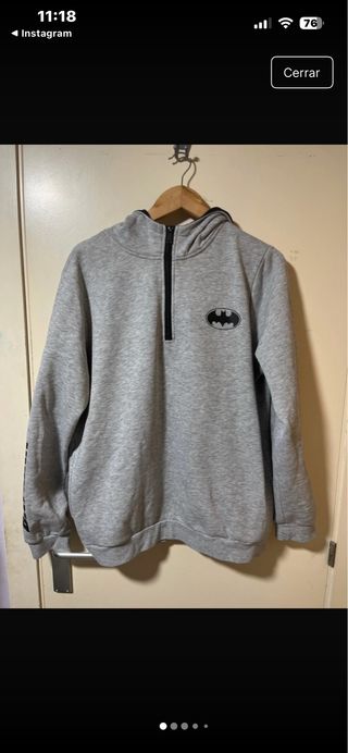 Sudadera gris con cremallera y logo Batman