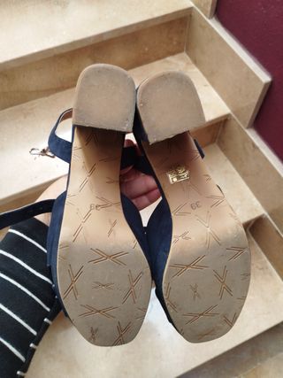 Sandalias Lora. Negras Tobilleras