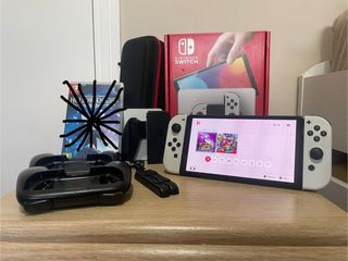 Nintendo Switch OLED White + custodia e controlli