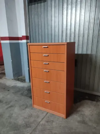 Cassettiera in legno con 7 cassetti