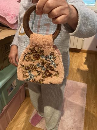 Bolso de mimbre multicolor y bolso fiesta 