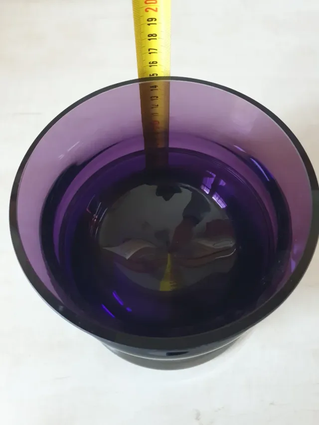 Jarrón decorativo de vidrio morado.