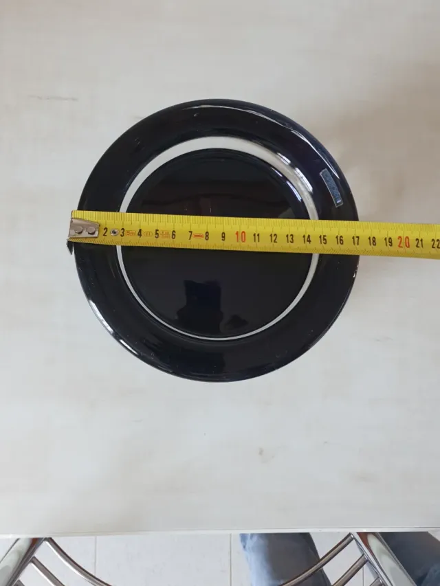 Jarrón decorativo de vidrio morado.